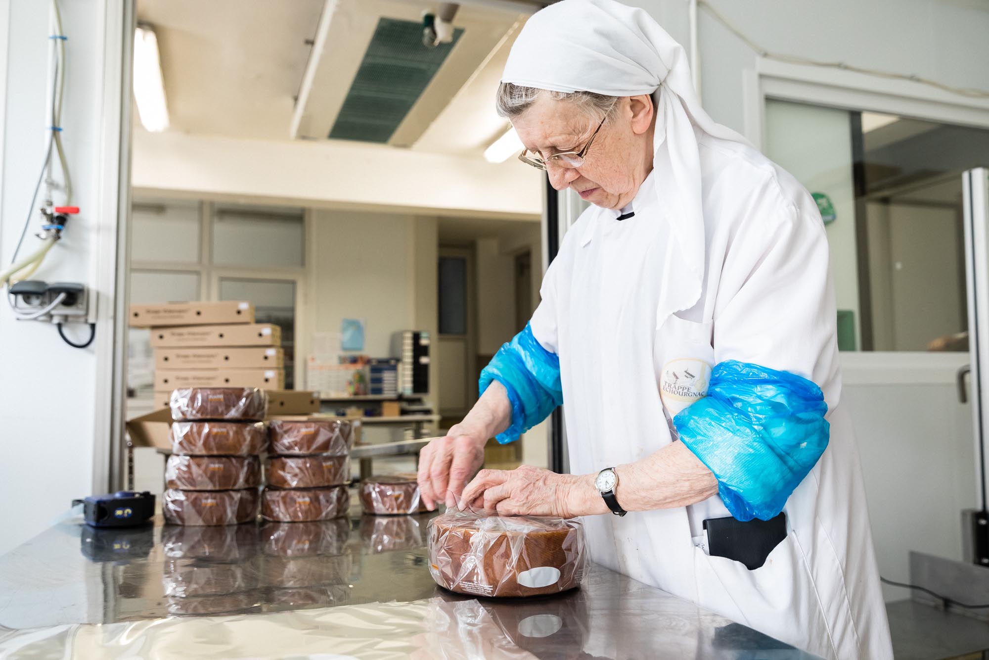 Emballage manuel des gros fromages